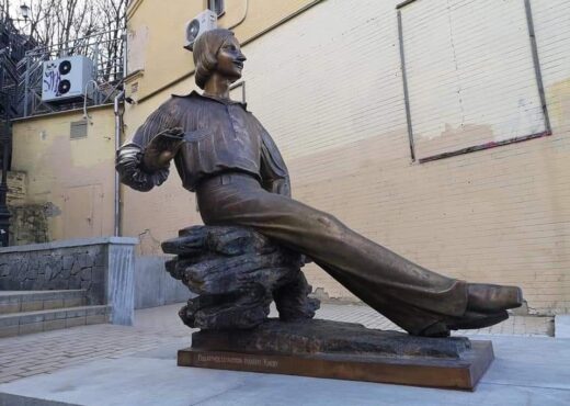 Opinion: пам’ятник Гоголю на узвозі  